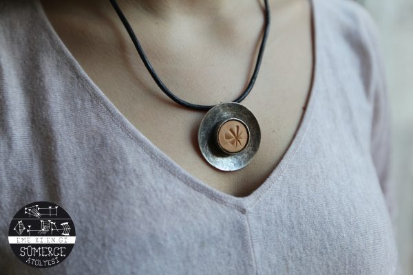 Sümerce Tanrı Sembollü Yuvarlak Tabletli Kolye Antik Gümüş - Görsel 3